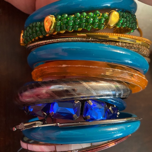 22 Mixed lot of ladies bangles various materials - Picture 7 of 11